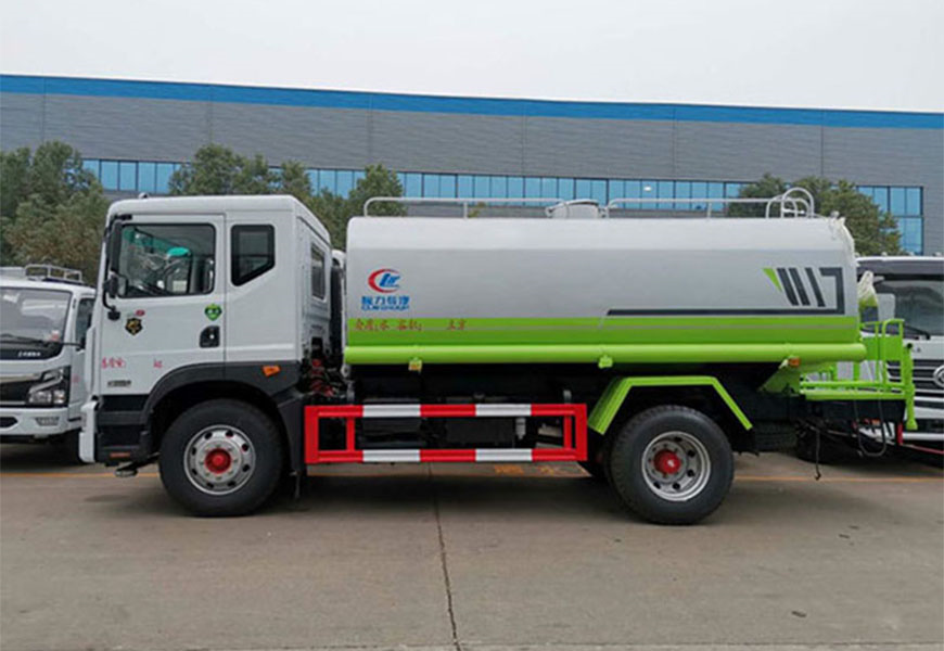 一汽解放12噸霧炮灑水車價(jià)格與特點(diǎn)
