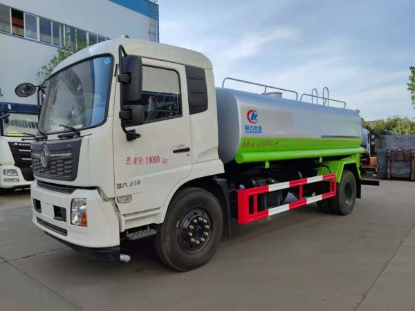 天津大運(yùn)灑水車：水潤道路，舒適出行
