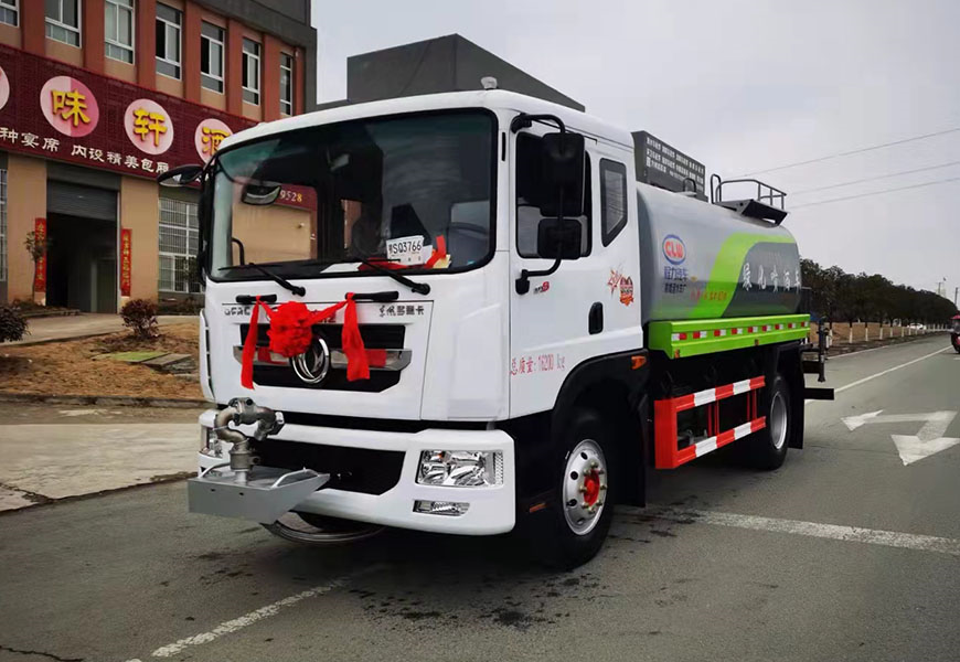 程力專用汽車：為您展現(xiàn)福田灑水車的清洗工作
