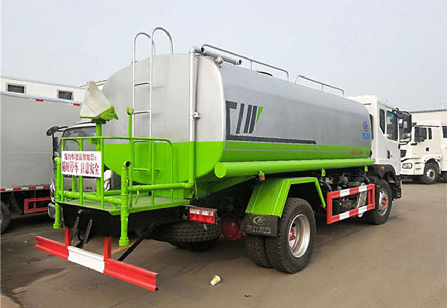 天津電動四輪灑水車：健康環(huán)保出行新選擇
