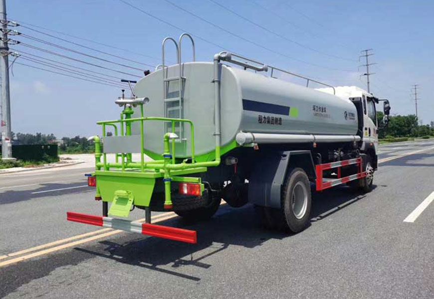 隨州灑水車制造廠：打造高品質(zhì)的環(huán)衛(wèi)設(shè)備
