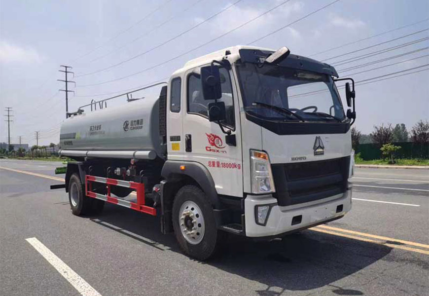 程力是一家專業(yè)生產(chǎn)各類灑水車、環(huán)衛(wèi)車、垃圾車等工程專用汽車的公司。其中，江淮15方霧炮灑水車作為公司的明星產(chǎn)品之一，備受客戶的好評。
