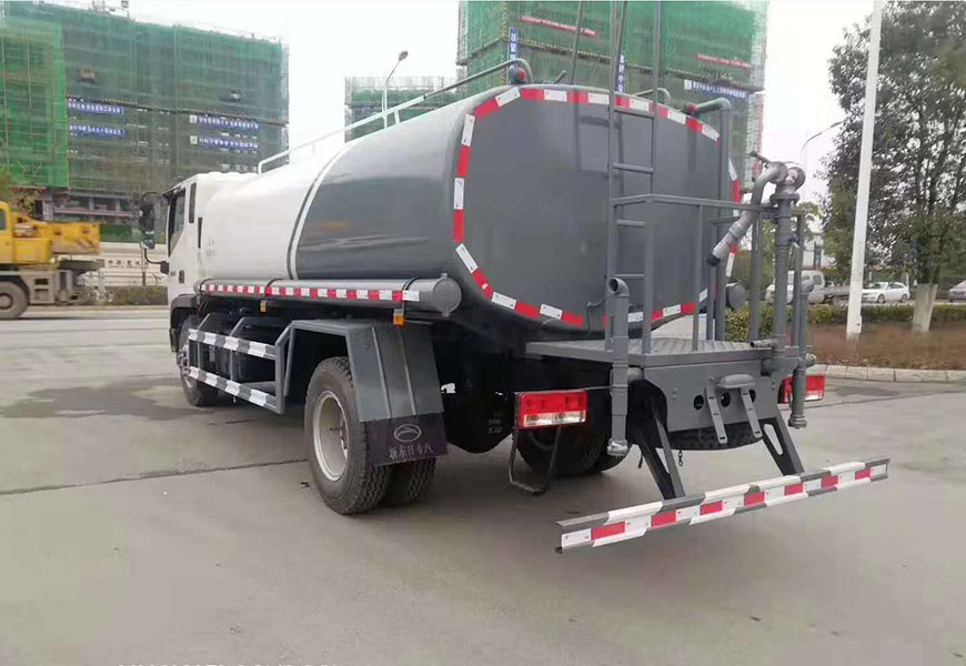 江淮二手灑水車低價(jià)出售，曾經(jīng)因?yàn)樾枨罅看蠖鴤涫芮嗖A，現(xiàn)如今仍有一定市場(chǎng)。即便如此，程力專用汽車股份有限公司（以下簡(jiǎn)稱程力）仍然傾盡全力推出江淮二手灑水車，價(jià)格實(shí)惠，質(zhì)量可靠，讓每一位客戶都能輕松選擇到最為合適的車型。
