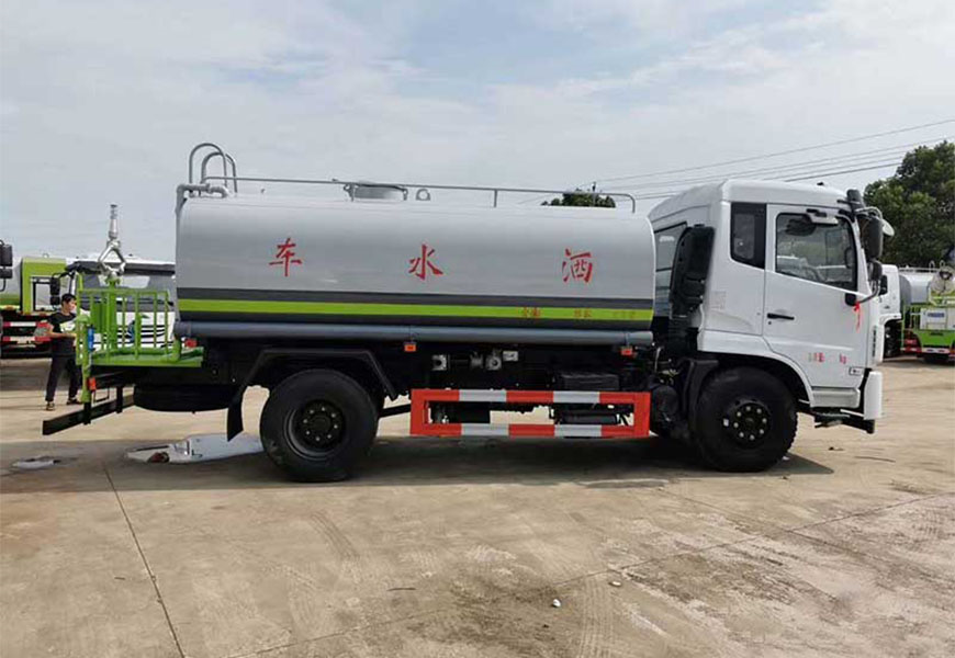 大運(yùn)風(fēng)度灑水車：為城市美化保駕護(hù)航
