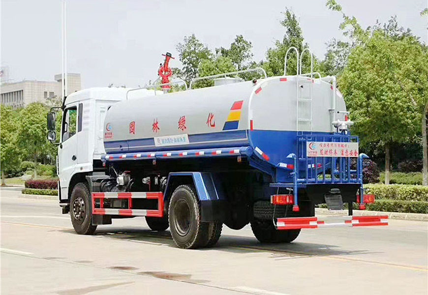 凱馬3噸霧炮灑水車(chē)——打造城市綠化保潔新標(biāo)桿
