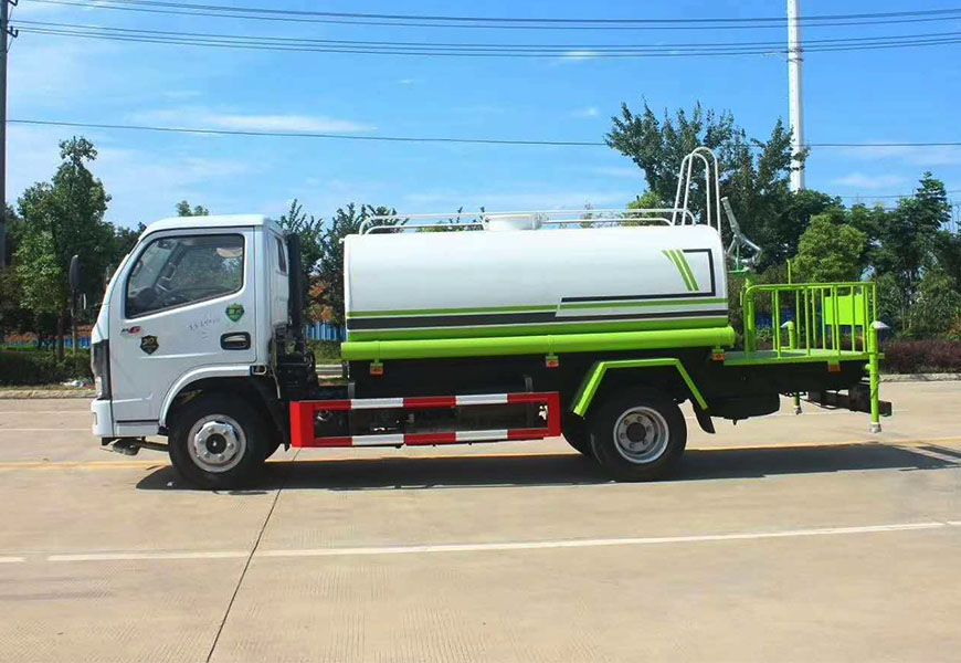 東風(fēng)牌灑水車租一個月多少錢？
