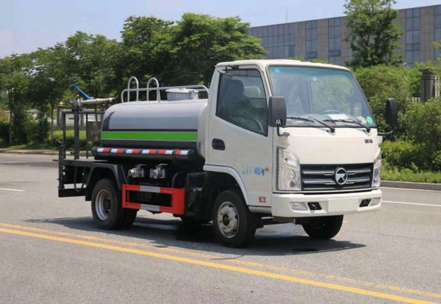 吳忠江淮灑水車：助力城市環(huán)境衛(wèi)生
