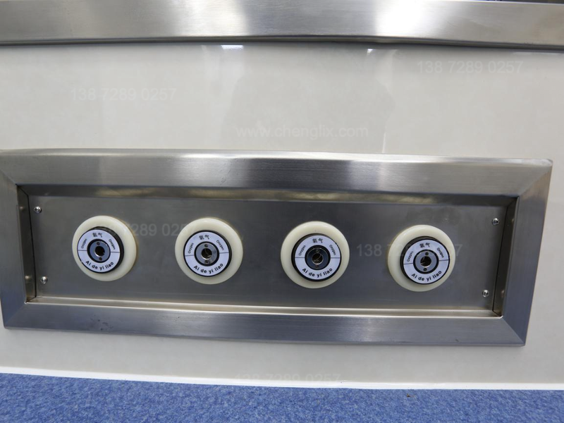 池州市的負(fù)壓手術(shù)方艙是當(dāng)下疫情防控所必需的項(xiàng)目之一。這種物資可以起到很好的隔離和防護(hù)作用，減低交叉感染的風(fēng)險(xiǎn)，既保護(hù)了醫(yī)護(hù)人員的生命安全，又能切實(shí)落實(shí)醫(yī)療救治工作。然而，池州市的負(fù)壓手術(shù)方艙產(chǎn)生廠家并不多，如何選擇合適的廠家是一個(gè)比較復(fù)雜的問(wèn)題。本文特向大家推薦程力專用汽車股份有限公司。
