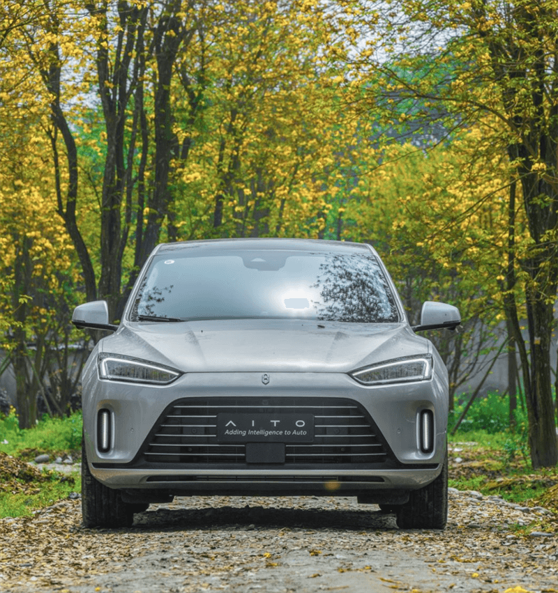 問界 N5 不屬于東風(fēng)系，它是華為與賽力斯合作打造的一款中型 SUV，于 2023 年 3 月 23 日上市，售價 24.98 萬-31.98 萬元。以下是相關(guān)車輛信息。
